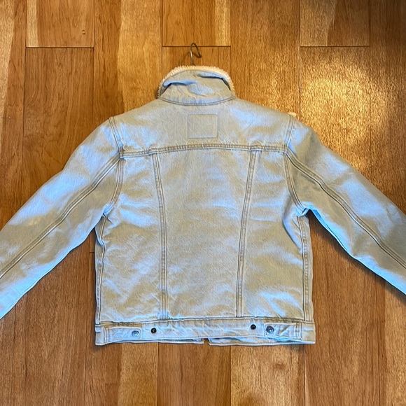 Levi's Original Sherpa Trucker Jacket in light wash - Picture 6 of 15